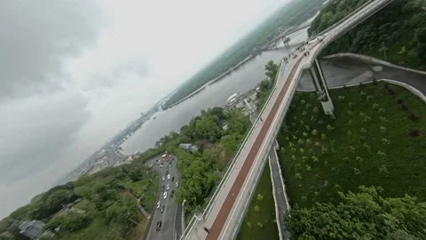 FPV flight over the glass bridge Monument to the Magdeburg Rights stairs in Kiev Vídeos de archivo 168403374