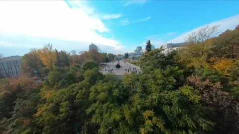 FPV flight over the Mariyinsky Palace in Kiev in the autumn. Vidéo 168884819