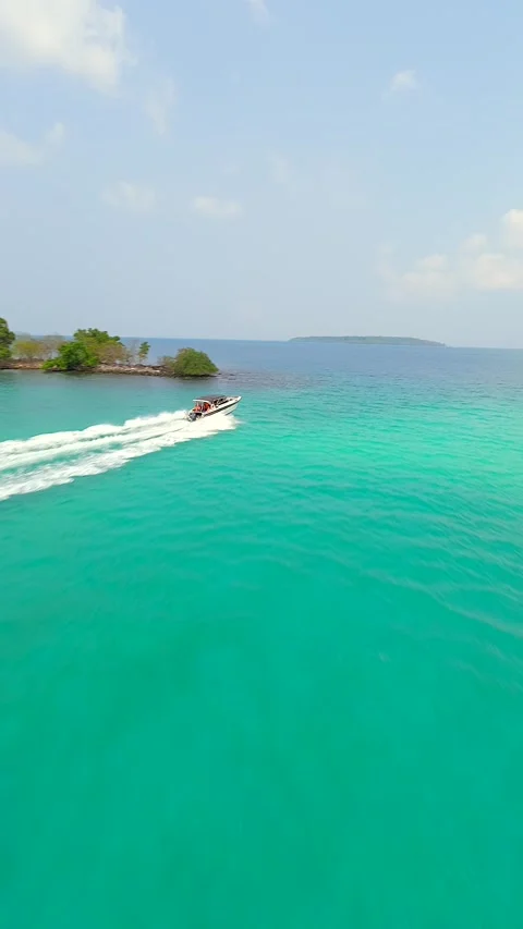 FPV flight over motorboat sailing on the turquoise waters in Thailand. Vídeos de archivo 279039554
