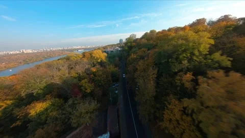 FPV flight over the public park on the embankment of Kiev in the autumn. Stock-Footage 168884090