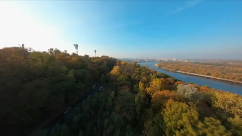 FPV flight over the public park on the embankment of Kiev in the autumn. Vídeos de archivo 168884171