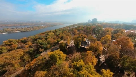 FPV flight over the public park on the embankment of Kiev in the autumn. Stock-Footage 168884282
