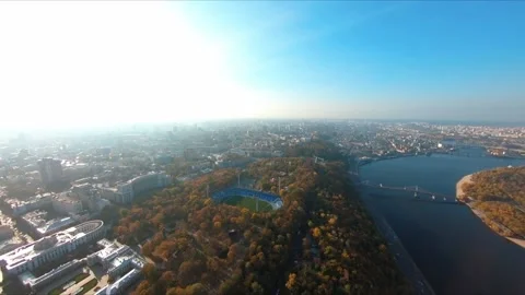 FPV flight over the public park on the embankment of Kiev in the autumn. Stock-Footage 168884384