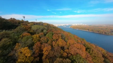 FPV flight over the public park on the embankment of Kiev in the autumn. Stock-Footage 168884618