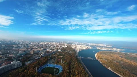 FPV flight over the public park on the embankment of Kiev in the autumn. Stock-Footage 168885166
