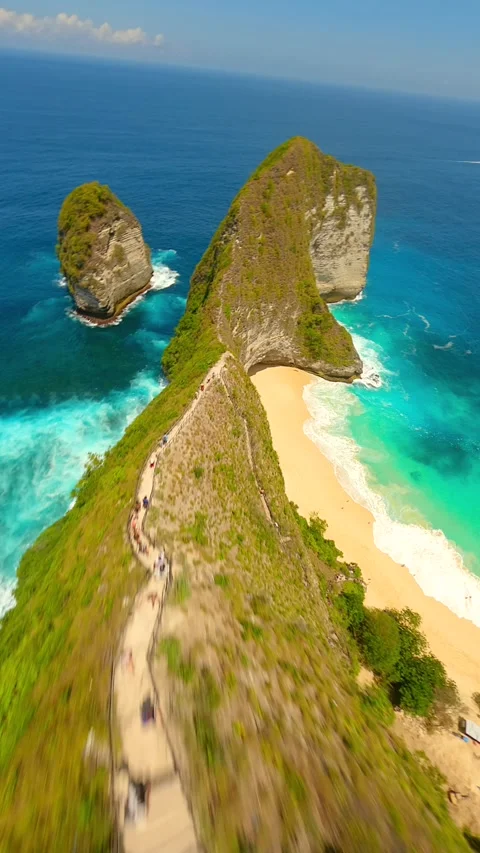FPV flight over stunning Kelingking Beach on Nusa Penida Island, Indonesia Stockbeeldmateriaal 283346573