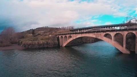 FPV flight under bridges in on the Klickitat River 動画素材 219820306