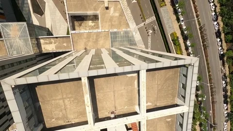 Fpv flying between high-rise buildings and on bridges Video stock 273076765