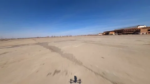FPV low crazy flight over concrete Vídeo Stock 165680450