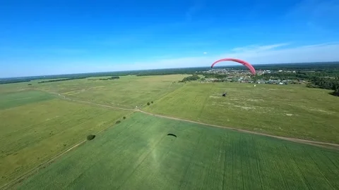 FPV paragliding sky fly flight summer clear weather 2,7k Vídeo Stock 165851727