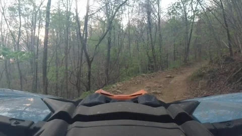 Fpv side by side all terrain vehicle view rounding a corner in the Ozark Vídeos de archivo 334100876