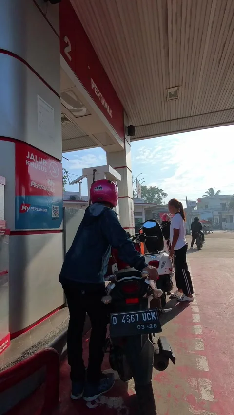 FPV video of motorcycles queuing to buy fuel Stock Footage 328334952