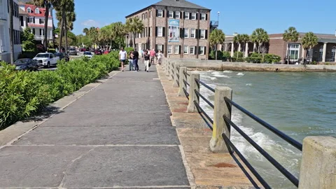 FPV-Walking north on Charleston Seawall toward King Street 库存影片 332961553