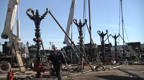 Fracking 4 wells up close Stock-Footage 49472541