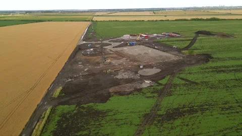Fracking drilling for shale gas in a field Video stock 280513199