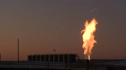 Fracking gas flare burns at dusk Video stock 47938031