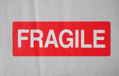 Fragile Warnschild-Etikette auf einem Karton *** fragile Warning sign Etiq... Stock Photos