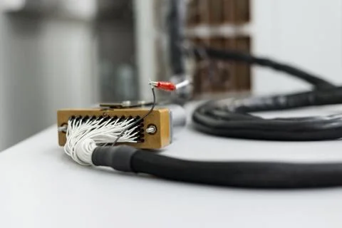 Fragment of electrical cable with rectangular multi-pin connector. Stockfoto's