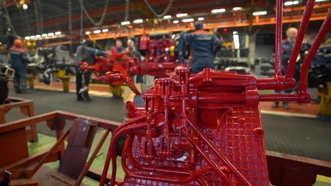 A fragment of the gearbox from the engine of a heavy tractor in the assembly  Video stock 148051215