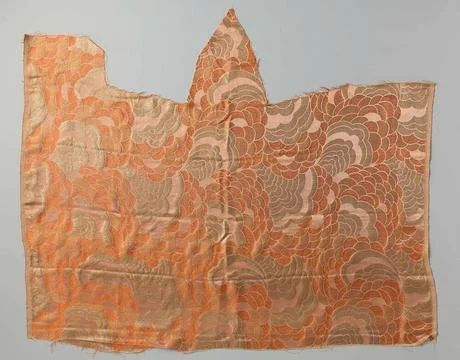 Fragment or patch silk brocade with cloud motifs in gold against a backgro... Fotos de archivo