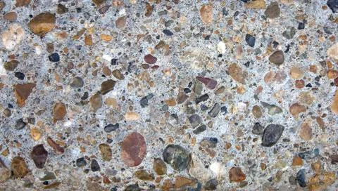 Fragment of the texture of the border with multi-colored pebbles in cement as Foto stock