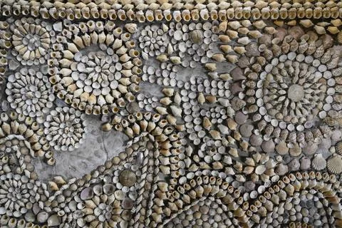 A fragment of a wall covered with a pattern of seashells in Chua Tu Van Pagoda Foto stock