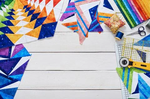 Fragments of quilt, accessories for patchwork, top view on a white wooden s.. 스톡 사진