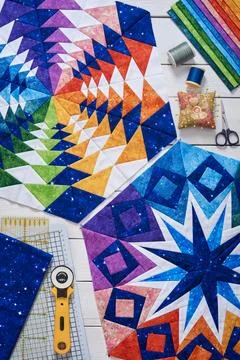 Fragments of quilt, accessories for patchwork, top view on a white wooden s.. Fotos de archivo
