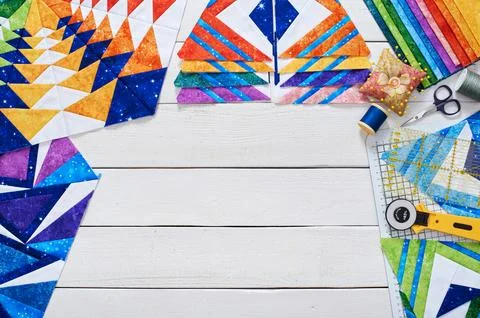 Fragments of quilt, accessories for patchwork, top view on a white wooden s.. Fotos de archivo