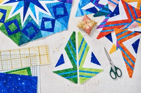 Fragments of quilt, accessories for patchwork, top view on a white wooden s.. Fotos Stock