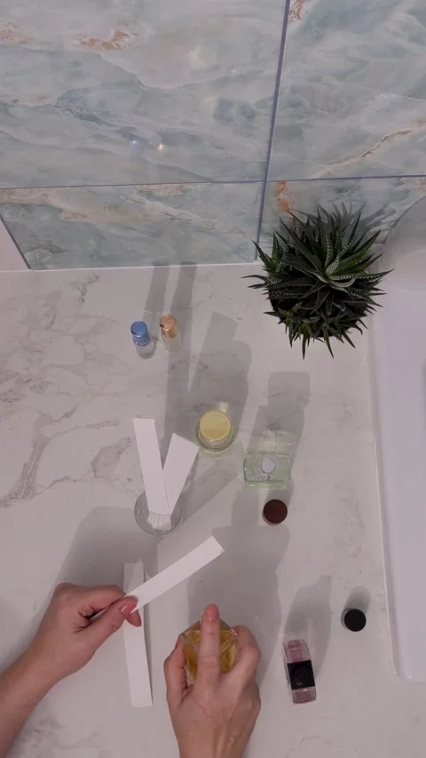 Fragrance Layering Studio: blotter testing and aroma exploration with perfume Vidéo 343672016