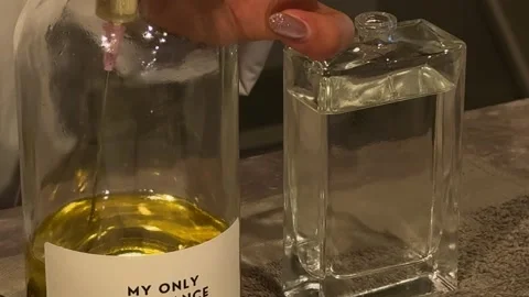 Fragrance perfume making process custom scent mixing by hand glass bottle Vídeo Stock 345978152