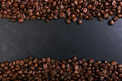 Fragrant coffee beans on rustic tabletop background. Banner copy space. Foto stock