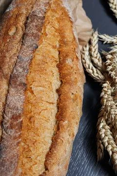 Fragrant whole grain bread without yeast. Bread on natural sourdough. Wheat b Foto stock