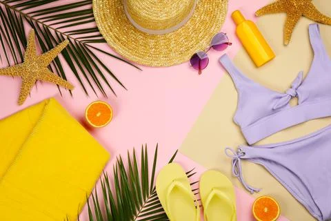 Frame of beach objects on color background, flat lay. Space for text 스톡 사진