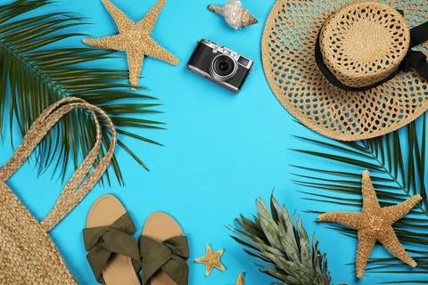 Frame of beach objects on light blue background, flat lay. Space for text 스톡 사진