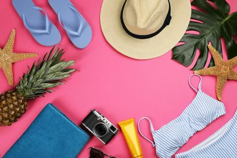 Frame of beach objects on pink background, flat lay. Space for text 스톡 사진