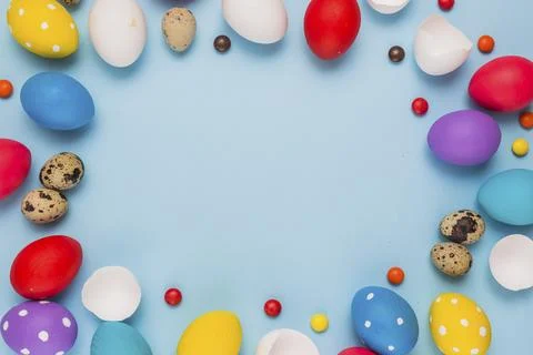 Frame from easter eggs candies blue table Foto stock