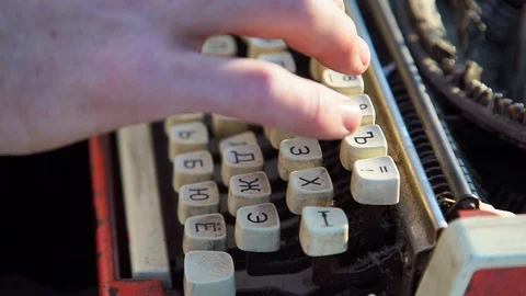 Frame-by-frame shooting: Writer typing with retro writing machine. Stockbeeldmateriaal 103267428
