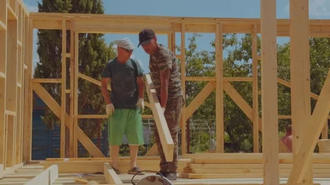 Frame house construction, house builders 库存影片 338250926