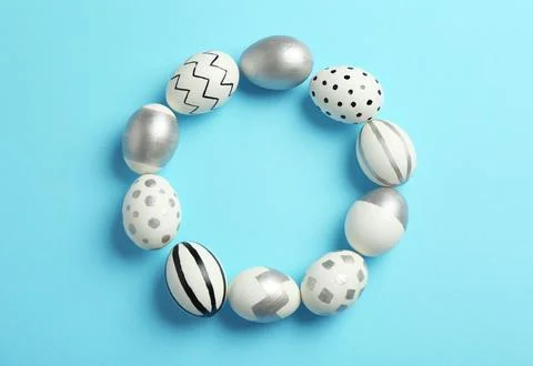 Frame made of painted Easter eggs on color background, top view. Space for te Stock Photos