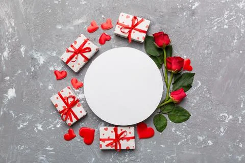 Frame made of rose, git box, heart and blank greeting card mockup on Colored  Fotos de archivo