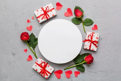 Frame made of rose, git box, heart and blank greeting card mockup on Colored  Fotos de archivo