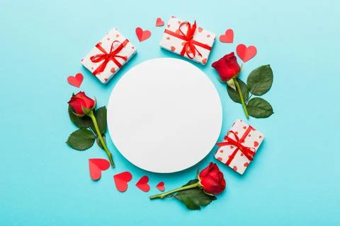 Frame made of rose, git box, heart and blank greeting card mockup on Colored  Stockfoto's