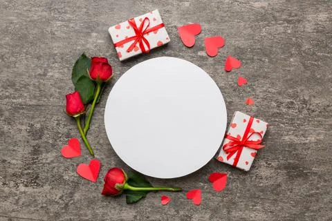 Frame made of rose, git box, heart and blank greeting card mockup on Colored  Stockfoto's