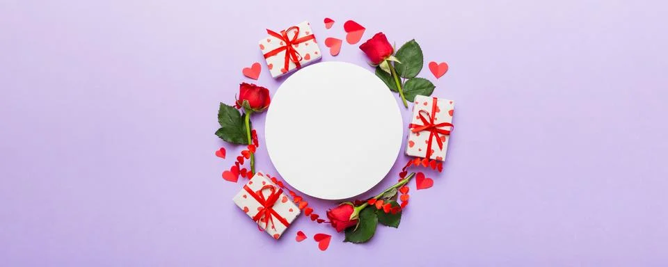 Frame made of rose, git box, heart and blank greeting card mockup on Colore.. 写真素材