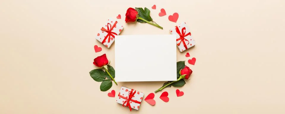 Frame made of rose, git box, heart and blank greeting card mockup on Colore.. 写真素材