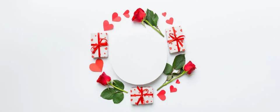 Frame made of rose, git box, heart and blank greeting card mockup on Colore.. Foto stock