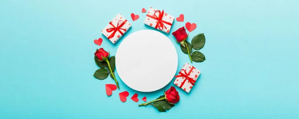 Frame made of rose, git box, heart and blank greeting card mockup on Colore.. Stockfoto's
