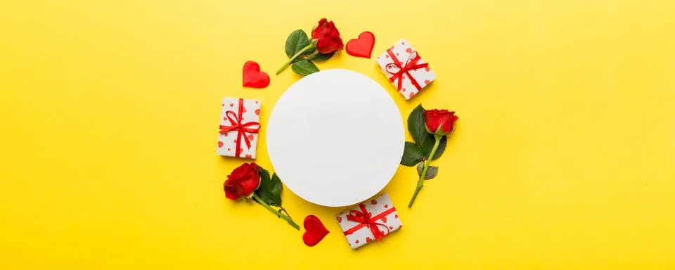 Frame made of rose, git box, heart and blank greeting card mockup on Colored  写真素材